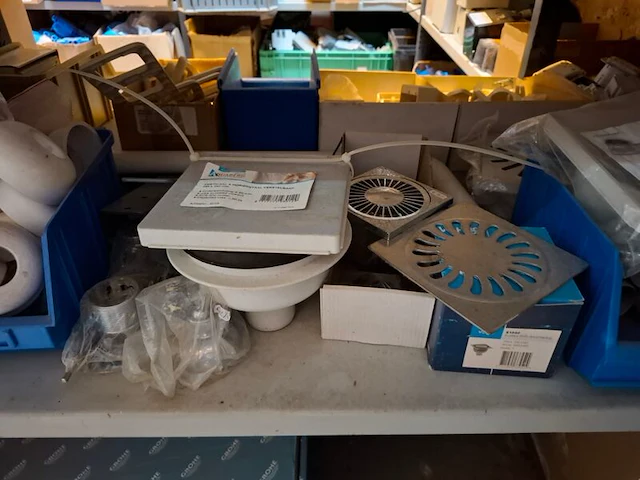 Partij installatiemateriaal o.a. busch-duro, gira, grohe, geberit, etc - afbeelding 87 van  101