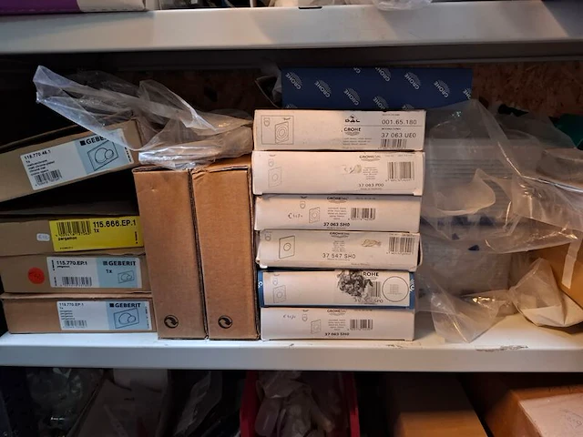 Partij installatiemateriaal o.a. busch-duro, gira, grohe, geberit, etc - afbeelding 96 van  101