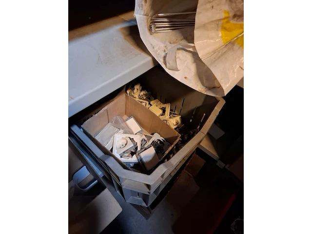 Partij installatiemateriaal o.a. daikin, upmann, haier - afbeelding 17 van  36