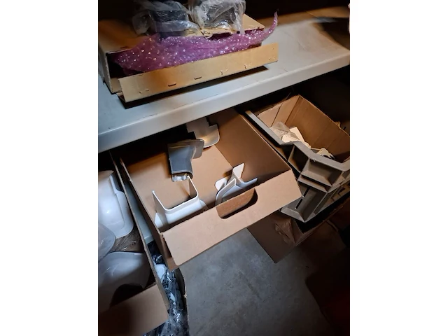 Partij installatiemateriaal o.a. daikin, upmann, haier - afbeelding 18 van  36