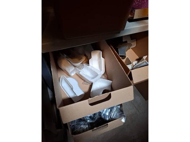 Partij installatiemateriaal o.a. daikin, upmann, haier - afbeelding 19 van  36