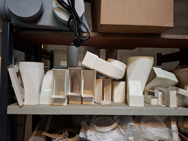 Partij installatiemateriaal o.a. daikin, upmann, haier - afbeelding 33 van  36