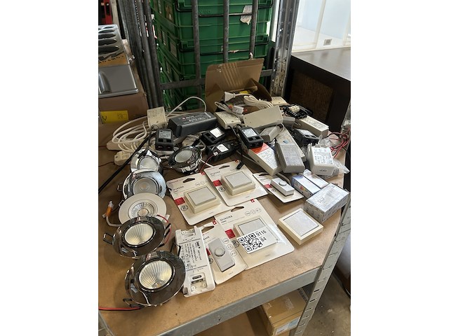 Partij installatiemateriaal, verlichting en drivers - afbeelding 1 van  8