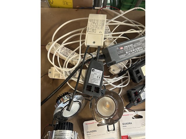 Partij installatiemateriaal, verlichting en drivers - afbeelding 3 van  8