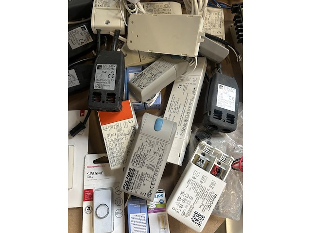 Partij installatiemateriaal, verlichting en drivers - afbeelding 4 van  8