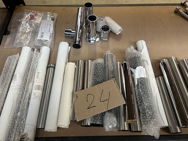 Partij installatiemateriaal w.o. aansluitslang voor kranen w.o. hansgrohe, legrand, duravit - afbeelding 2 van  9