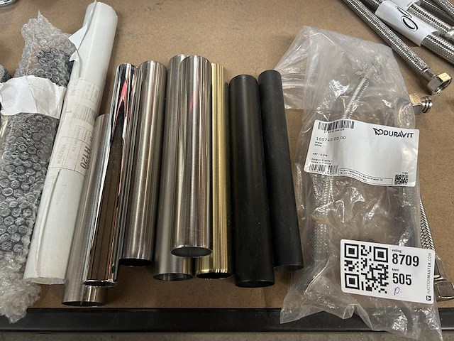 Partij installatiemateriaal w.o. aansluitslang voor kranen w.o. hansgrohe, legrand, duravit - afbeelding 3 van  9