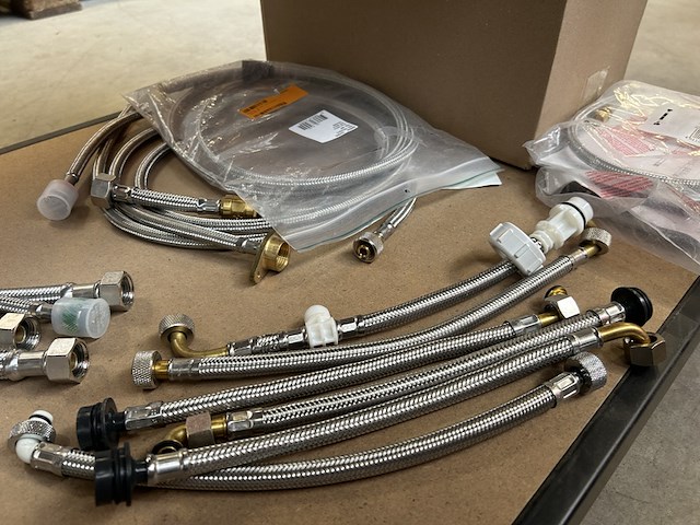 Partij installatiemateriaal w.o. aansluitslang voor kranen w.o. hansgrohe, legrand, duravit - afbeelding 4 van  9