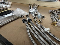 Partij installatiemateriaal w.o. aansluitslang voor kranen w.o. hansgrohe, legrand, duravit - afbeelding 8 van  9