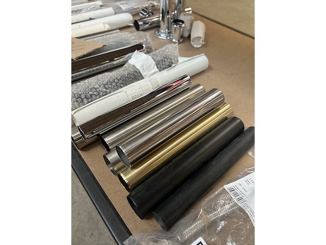 Partij installatiemateriaal w.o. aansluitslang voor kranen w.o. hansgrohe, legrand, duravit - afbeelding 9 van  9