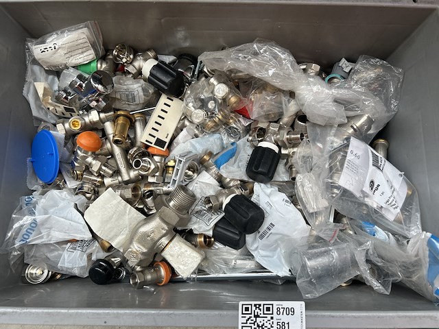Partij installatiemateriaal w.o. bedieningsknoppen w.o. jaga - afbeelding 1 van  6