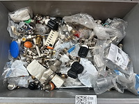 Partij installatiemateriaal w.o. bedieningsknoppen w.o. jaga - afbeelding 1 van  6