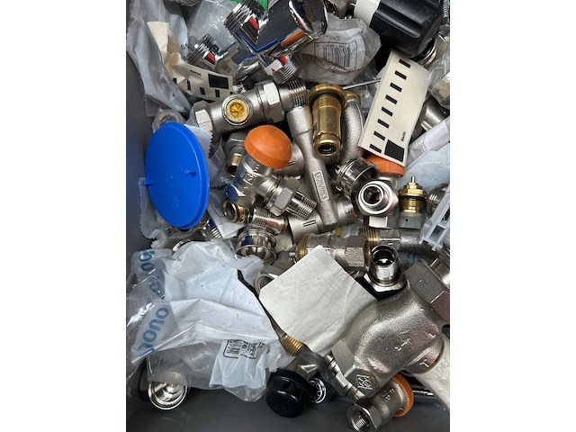 Partij installatiemateriaal w.o. bedieningsknoppen w.o. jaga - afbeelding 2 van  6