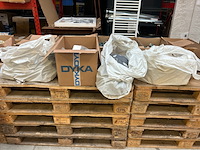 Partij installatiemateriaal w.o. dakschotbeugels, w.o. ubbink - afbeelding 1 van  7