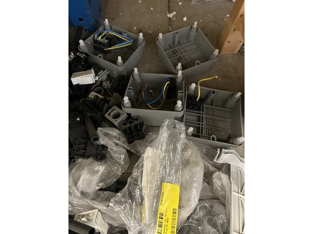 Partij installatiemateriaal w.o. diverse kabels, behuizingen w.o. abb - afbeelding 6 van  8