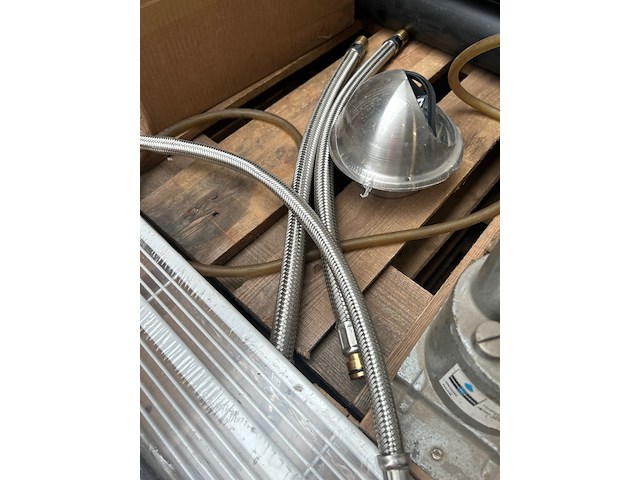 Partij installatiemateriaal w.o. drains en hulpstukken - afbeelding 4 van  13