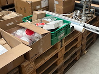 Partij installatiemateriaal w.o. drains en hulpstukken - afbeelding 1 van  13