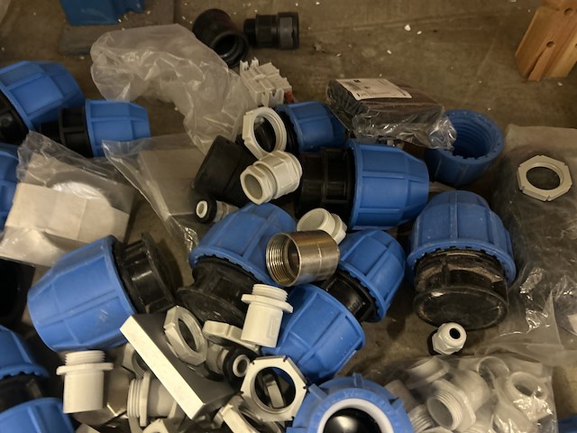 Partij installatiemateriaal w.o. koppelstukken, knelkoppeling - afbeelding 7 van  7