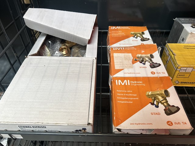 Partij installatiemateriaal w.o. messing fittingen en koppelingen, inregelafsluiters - afbeelding 2 van  7