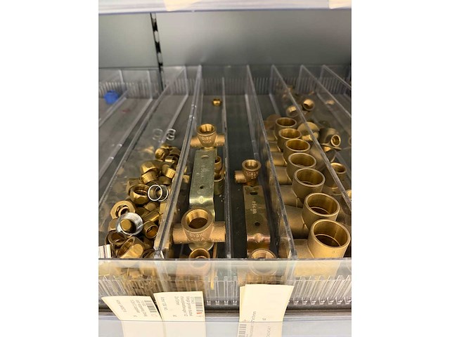 Partij installatiemateriaal w.o. messing koppelingen en koperen hulpstukken - afbeelding 2 van  20
