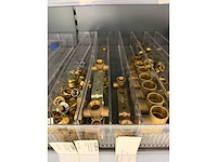 Partij installatiemateriaal w.o. messing koppelingen en koperen hulpstukken - afbeelding 2 van  20