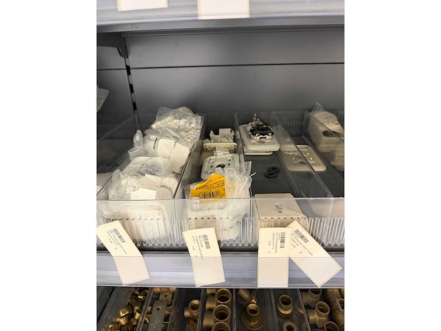 Partij installatiemateriaal w.o. messing koppelingen en koperen hulpstukken - afbeelding 3 van  20