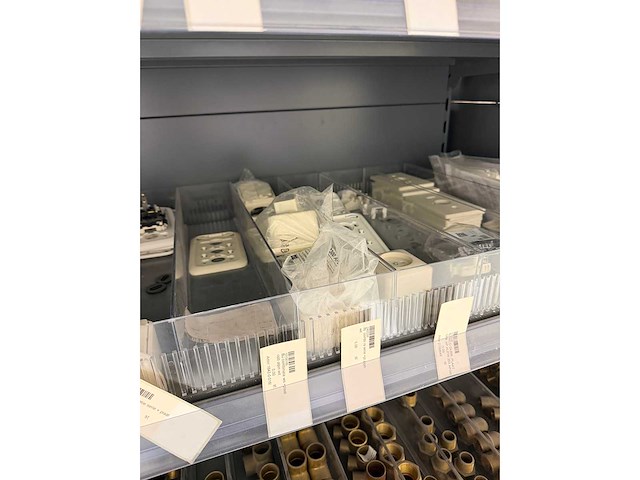 Partij installatiemateriaal w.o. messing koppelingen en koperen hulpstukken - afbeelding 4 van  20