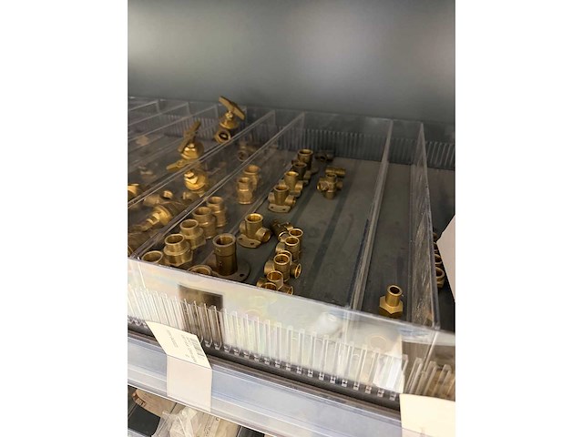 Partij installatiemateriaal w.o. messing koppelingen en koperen hulpstukken - afbeelding 7 van  20