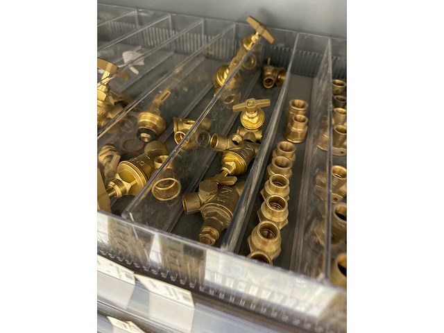 Partij installatiemateriaal w.o. messing koppelingen en koperen hulpstukken - afbeelding 8 van  20