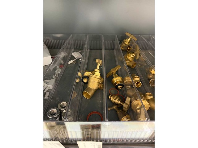 Partij installatiemateriaal w.o. messing koppelingen en koperen hulpstukken - afbeelding 9 van  20