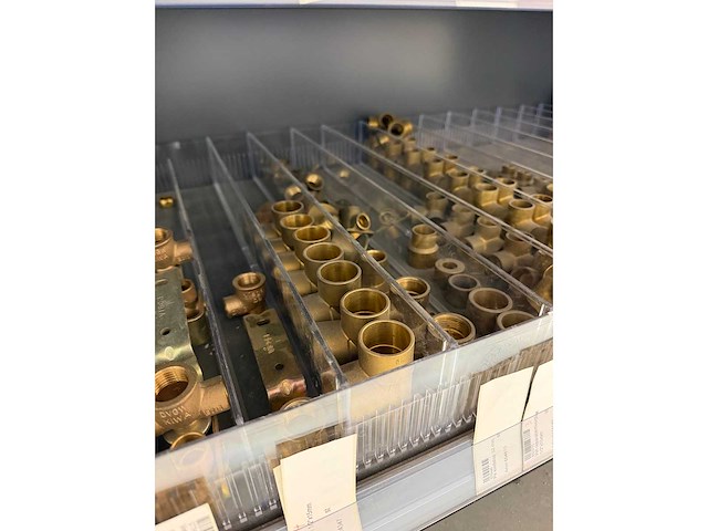 Partij installatiemateriaal w.o. messing koppelingen en koperen hulpstukken - afbeelding 11 van  20