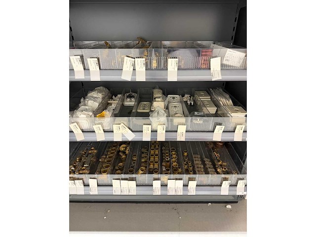 Partij installatiemateriaal w.o. messing koppelingen en koperen hulpstukken - afbeelding 1 van  20