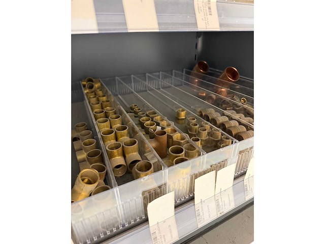 Partij installatiemateriaal w.o. messing koppelingen en koperen hulpstukken - afbeelding 13 van  20