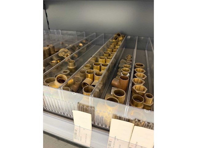 Partij installatiemateriaal w.o. messing koppelingen en koperen hulpstukken - afbeelding 18 van  20
