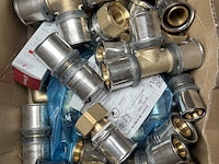 Partij installatiemateriaal w.o. perskoppelingen en knelfittingen - afbeelding 4 van  5
