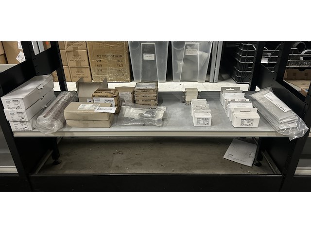 Partij installatiemateriaal w.o. smeltpatronen, passchroeven siemens - afbeelding 1 van  9