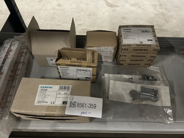 Partij installatiemateriaal w.o. smeltpatronen, passchroeven siemens - afbeelding 3 van  9