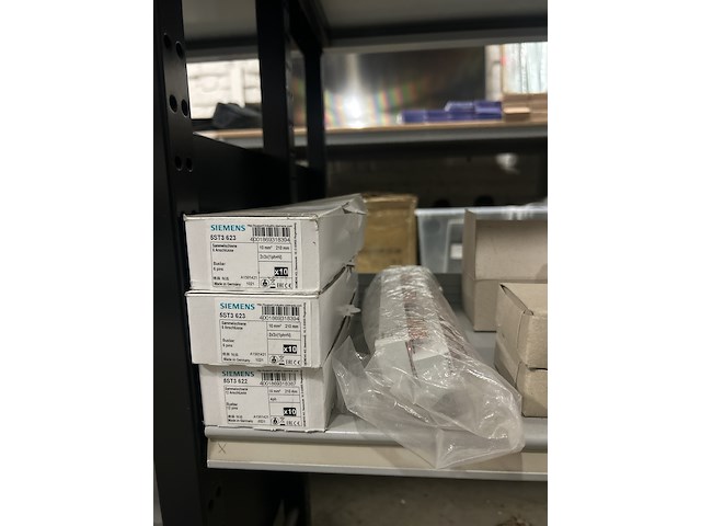 Partij installatiemateriaal w.o. smeltpatronen, passchroeven siemens - afbeelding 4 van  9