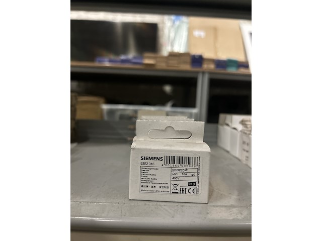 Partij installatiemateriaal w.o. smeltpatronen, passchroeven siemens - afbeelding 6 van  9