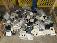 Partij installatiemateriaal w.o. wandschakelaars w.o. busch-jaeger, gira - afbeelding 1 van  6