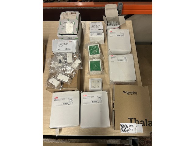 Partij installatiemateriaal w.o. werkschakelaar, w.o. abb, wiska, wago - afbeelding 1 van  7