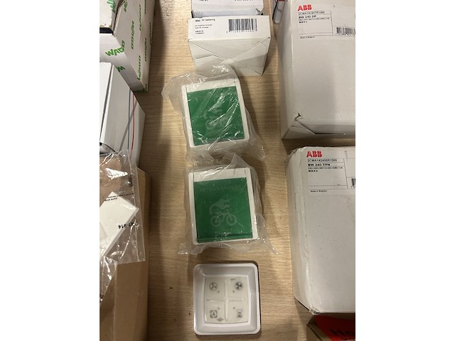 Partij installatiemateriaal w.o. werkschakelaar, w.o. abb, wiska, wago - afbeelding 4 van  7