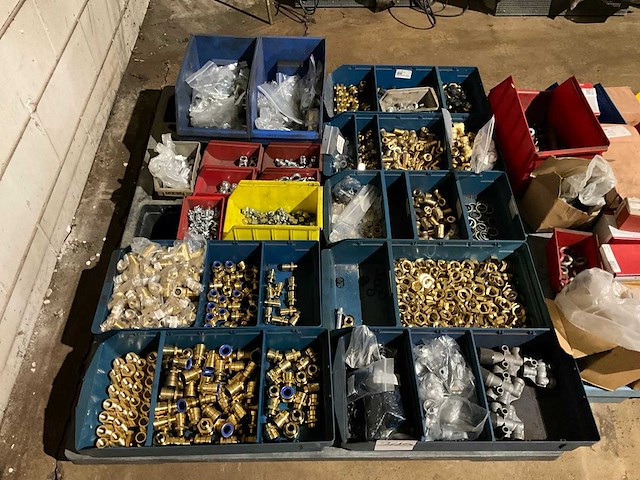 Partij installatiemateriaal - afbeelding 1 van  7