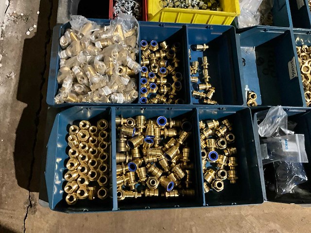 Partij installatiemateriaal - afbeelding 2 van  7