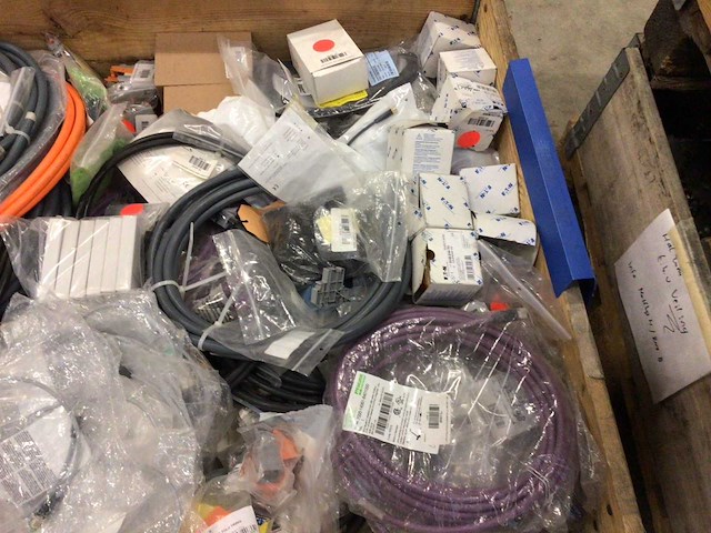 Partij installatiemateriaal - afbeelding 3 van  3