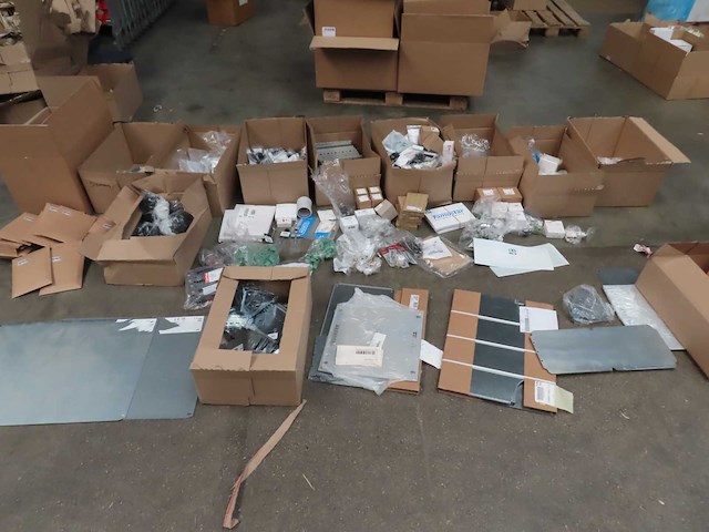 Partij installatiemateriaal - afbeelding 1 van  21