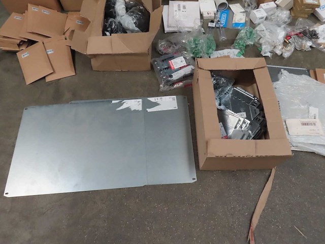 Partij installatiemateriaal - afbeelding 12 van  21