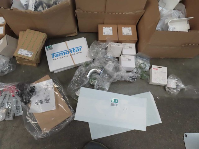 Partij installatiemateriaal - afbeelding 18 van  21