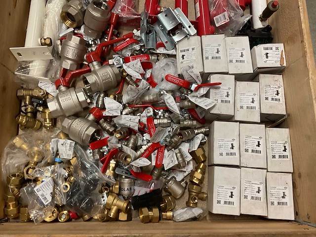 Partij installatiemateriaal - afbeelding 1 van  3