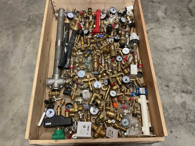 Partij installatiemateriaal - afbeelding 1 van  3